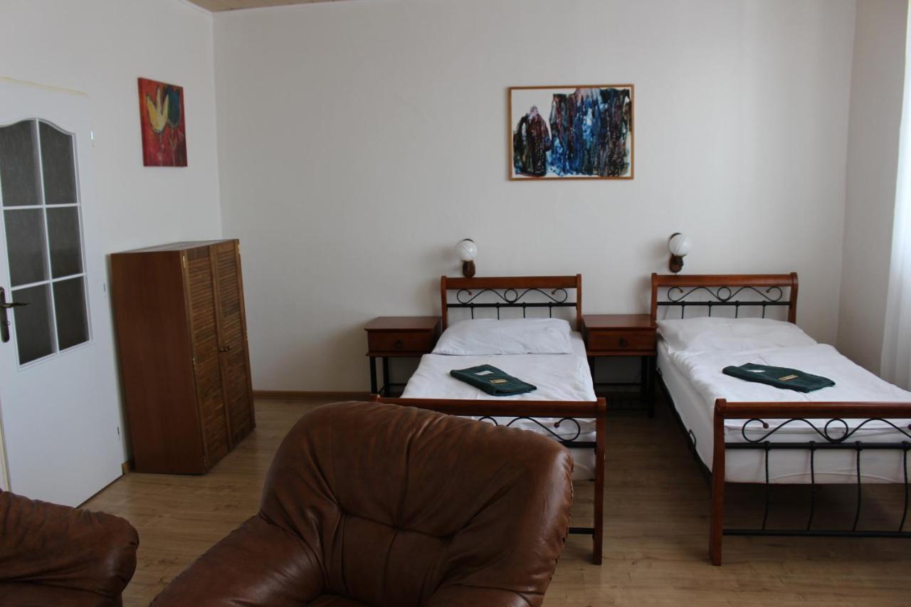 Hotel Cerny Kun Louny Exterior photo