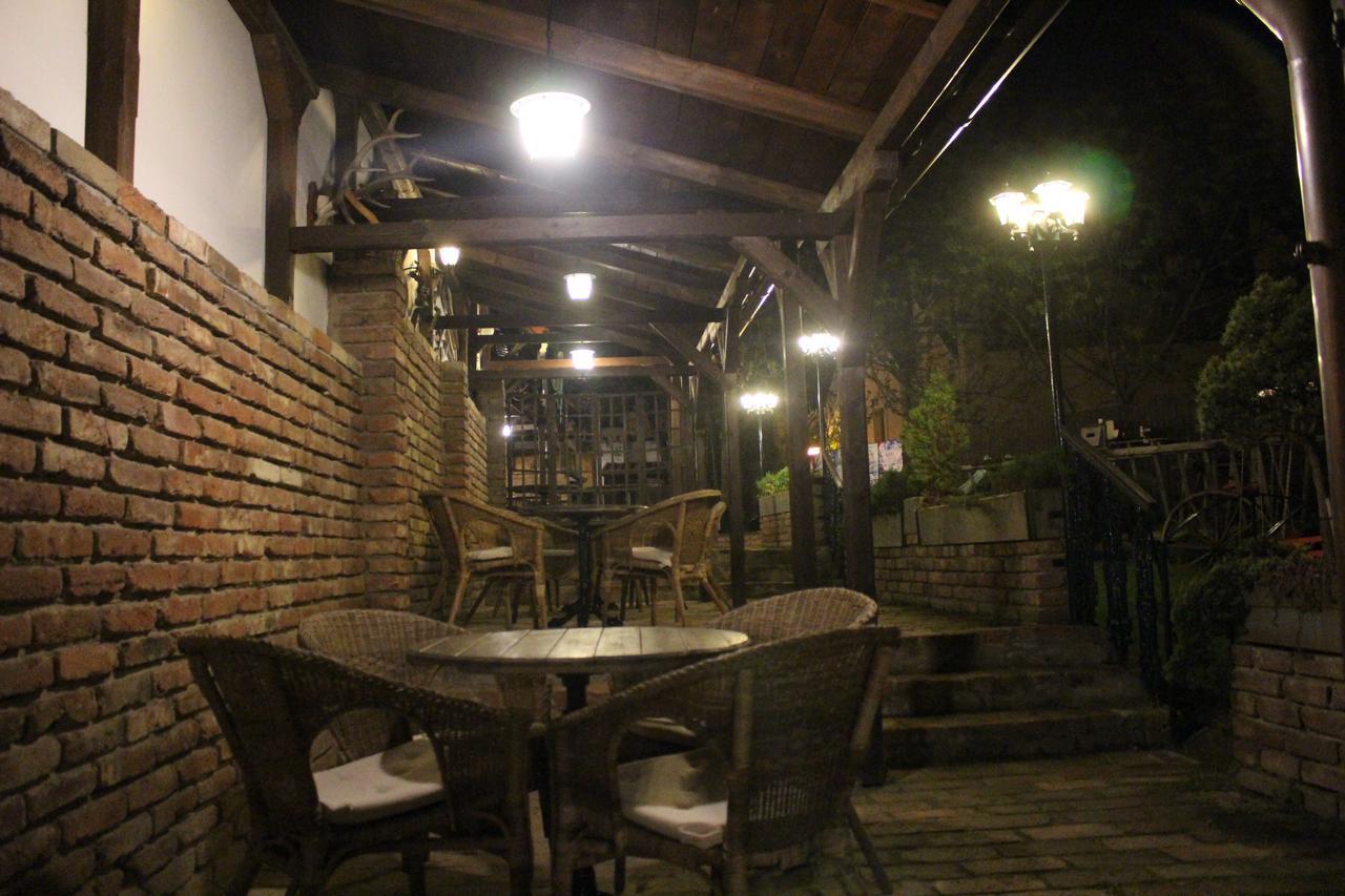 Hotel Cerny Kun Louny Exterior photo